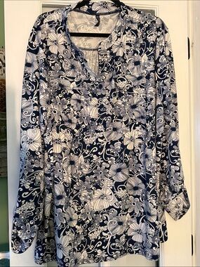 White Mark Navy and White Floral V-Neck Blouse